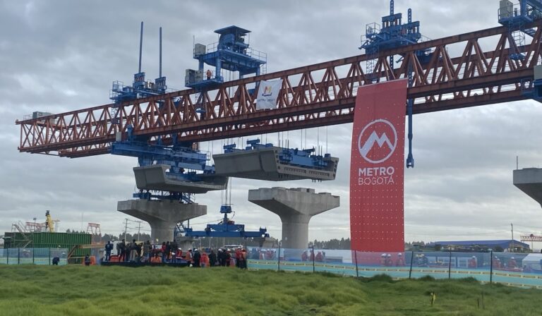 Viga para construir el metro de Bogotá.