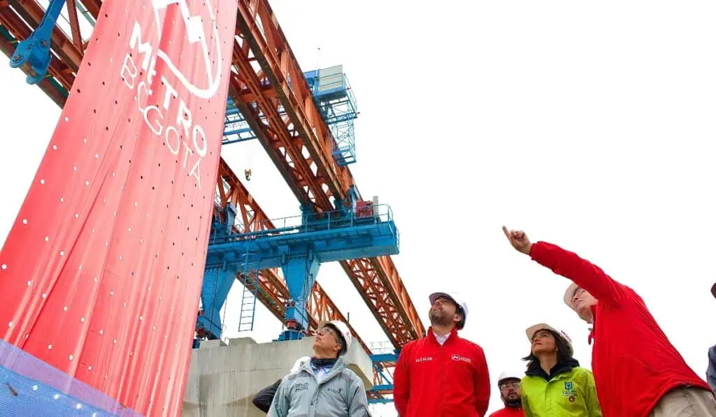 Entra en operación importante viga para construir el metro de Bogotá Visita del alcalde Galán a la primera viga en operación del metro de Bogotá