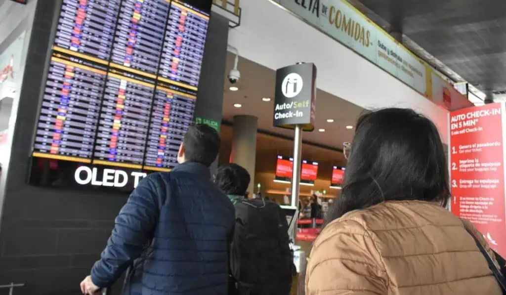 Colombianos viajando al exterior crecieron 8 % en 2024; hubo más frecuencias y aerolíneas El transporte aéreo en Colombia sigue creciendo: así se comportaron los vuelos nacionales e internacionales