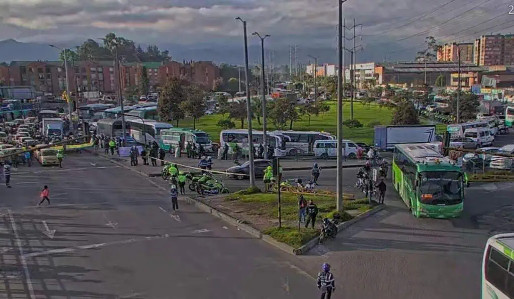 Taxistas y Alcaldía se reunirán para definir cese al paro en Bogotá Así está la movilidad de Bogotá por el paro de taxistas.