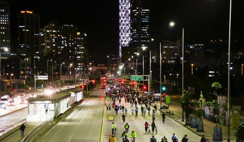 Ciclovía nocturna en Bogotá.