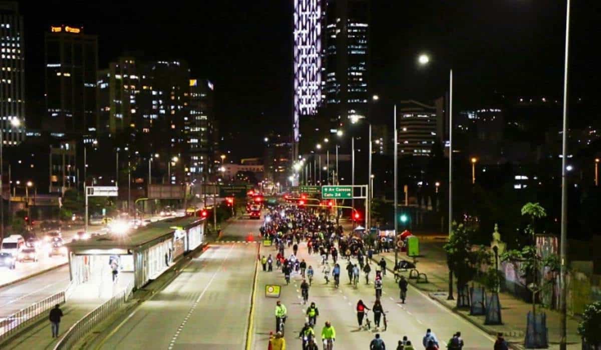 Ciclovía nocturna en Bogotá.