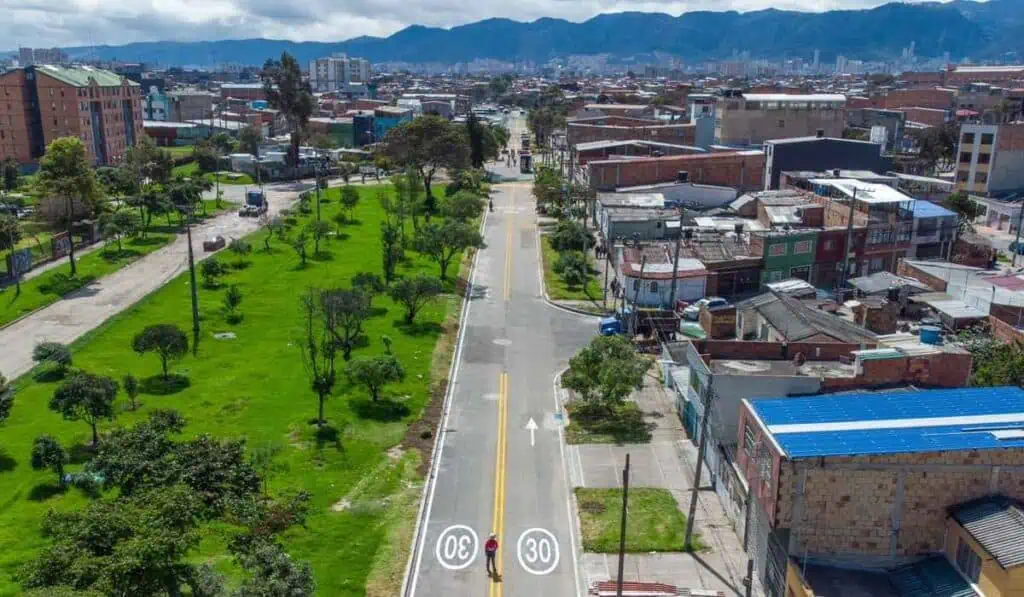 En Kennedy se rehabilitó la Av. Ferrocarril del Sur, después de 15 años La Avenida Ferrocarril del Sur fue entregada en Kennedy, Bogotá,