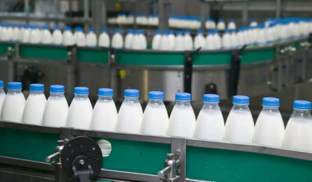 Varias zonas del país reportan suspensión hasta de 60 % de recolección de leche por paro camionero Sector lácteo