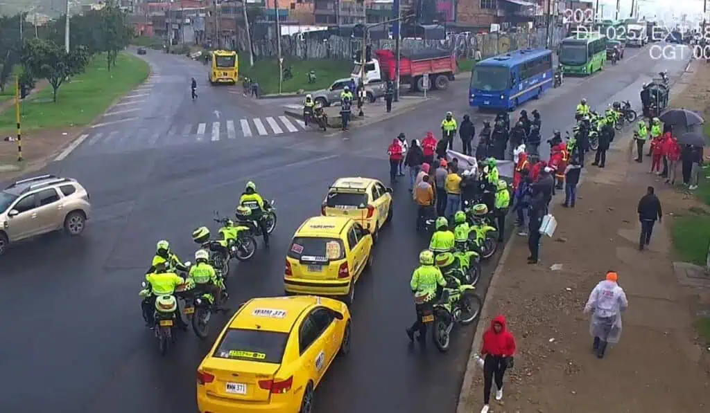 Taxistas y Alcaldía se reunirán para definir cese al paro en Bogotá Paro de taxistas en Bogotá.