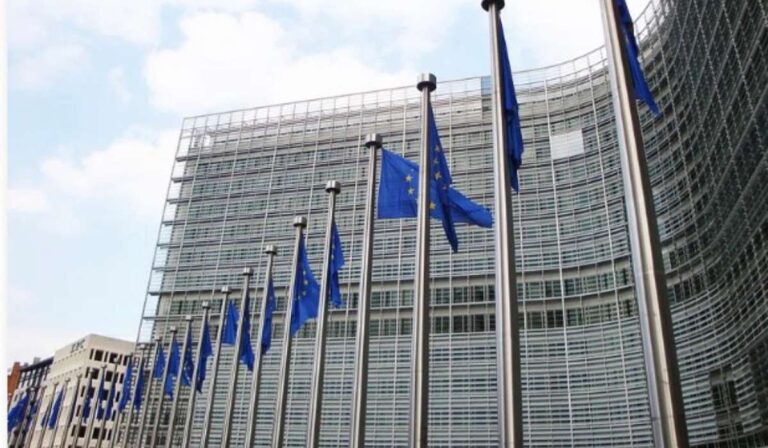 Unión Europea impone fuerte multa por casi US$800 millones a Apple y Meta