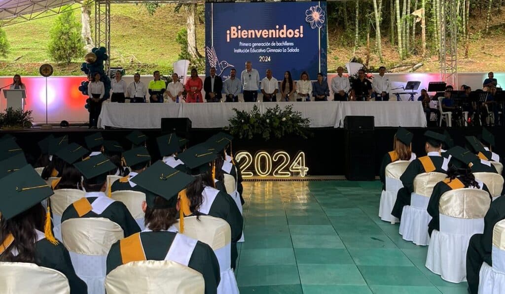 Se graduó la primera promoción de bachilleres bilingües de Segovia, estudiantes becados por Aris Mining