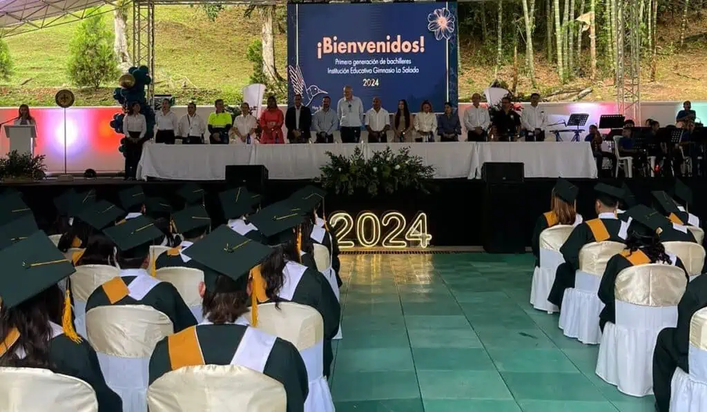 Se graduó la primera promoción de bachilleres bilingües de Segovia, estudiantes becados por Aris Mining Se graduó la primera promoción de bachilleres bilingües de Segovia, estudiantes becados por Aris Mining