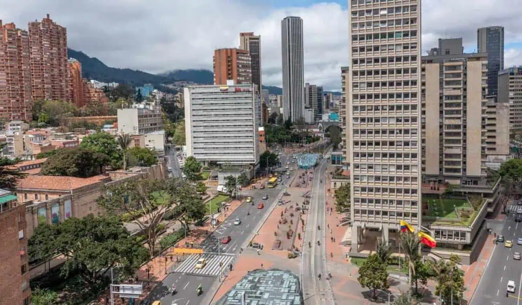 ETB amplifica plan de recuperación y revela cuándo volvería a generar ganancias Carrera séptima en Bogotá