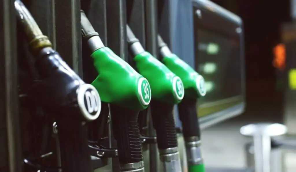 Estas son las razones por las cuales el Gobierno bajará el precio de la gasolina en Colombia Precios del diésel y gasolina. Imagen: tomada de Freepik
