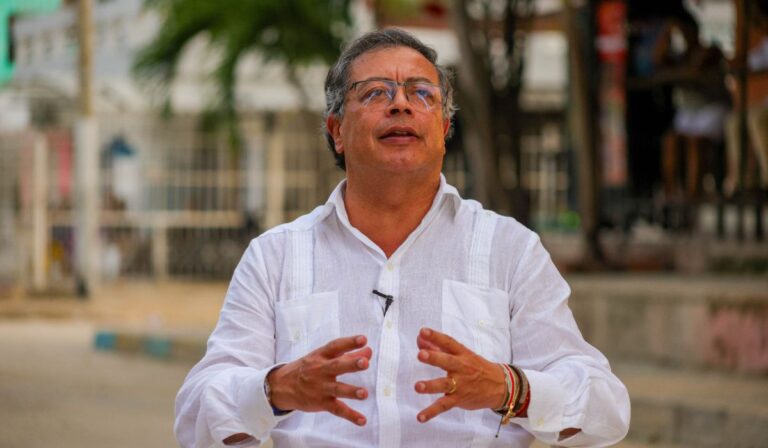 Petro pide a MinTransporte ayudas para camioneros en Colombia: similares a las entregadas a taxistas
