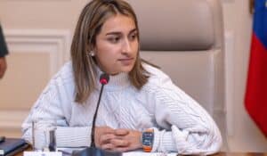 Laura Sarabia advierte que viene crisis de pasaportes y acusa a Saade de torpedear el proceso