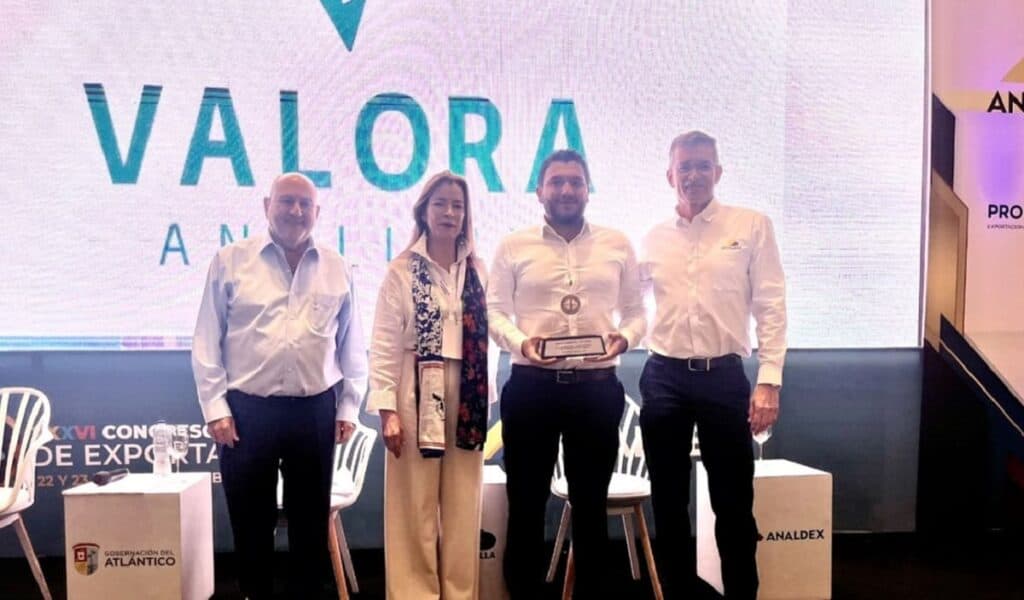 El editor general de Valora Analitik, Sebastián Londoño Vélez, recibió el premio Analdex 2024 