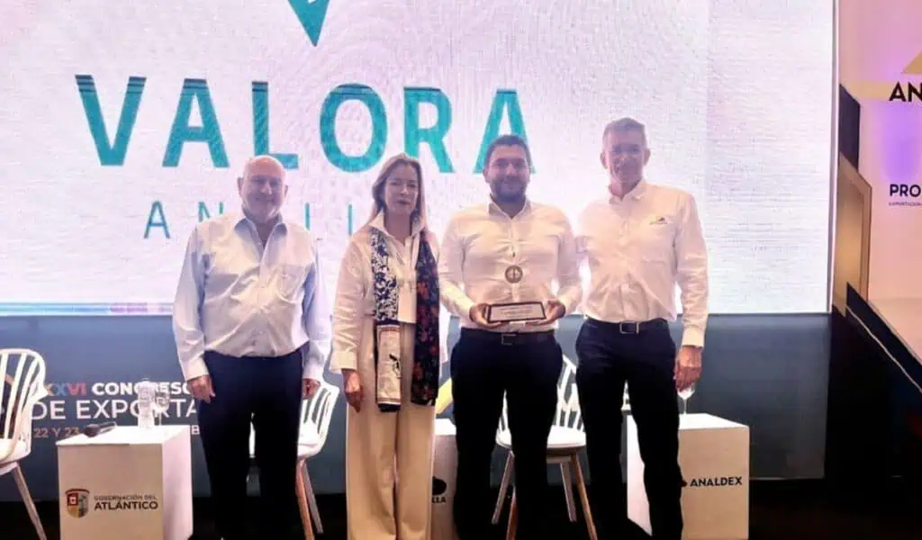 Valora Analitik gana el premio de periodismo económico de Analdex 2024 El editor general de Valora Analitik, Sebastián Londoño Vélez, recibió el premio Analdex 2024
