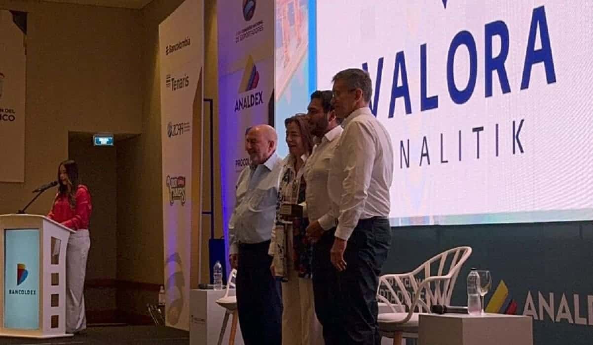 Valora Analitik gana el premio de periodismo de Analdex 2024