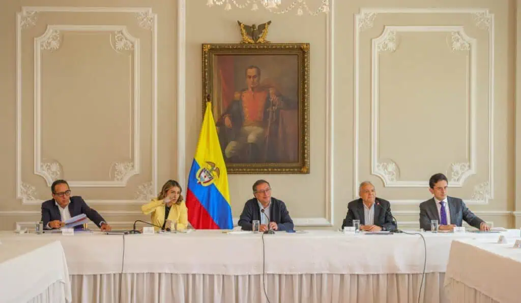 Gobierno y bancos definirán plan de inversiones forzosas en Colombia la próxima semana Presidente Petro en reunión de inversiones forzosas en Colombia