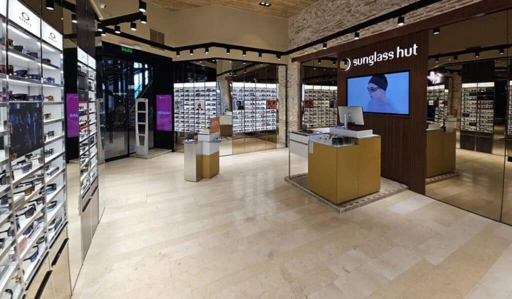 Sunglass Hut, marca de lentes de sol de calidad premium. 