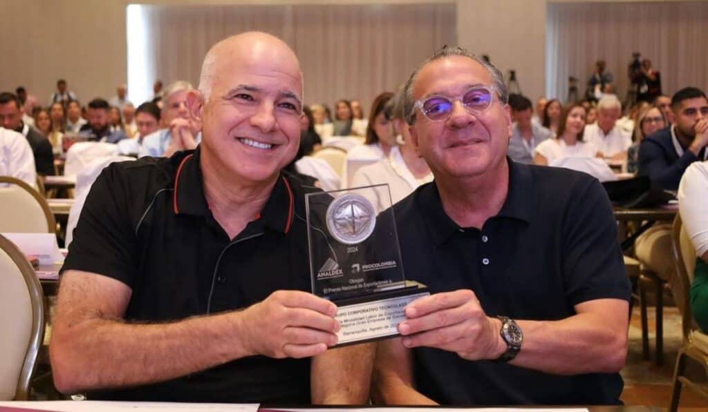 Tecnoglass recibió premio a gran empresa en Congreso Analdex: este año exportará 18.000 contenedores
