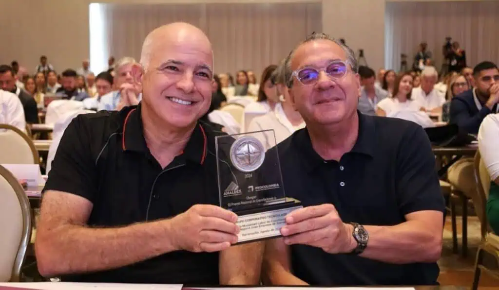 Tecnoglass recibió premio a gran empresa en Congreso Analdex: este año exportará 18.000 contenedores Tecnoglass recibió premio a gran empresa en Congreso Analdex: este año exportará 18.000 contenedores
