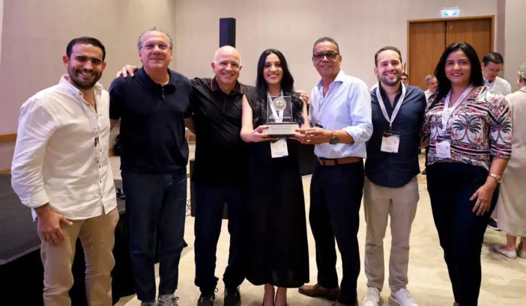 Tecnoglass recibió premio a gran empresa en Congreso Analdex: este año exportará 18.000 contenedores Tecnoglass
