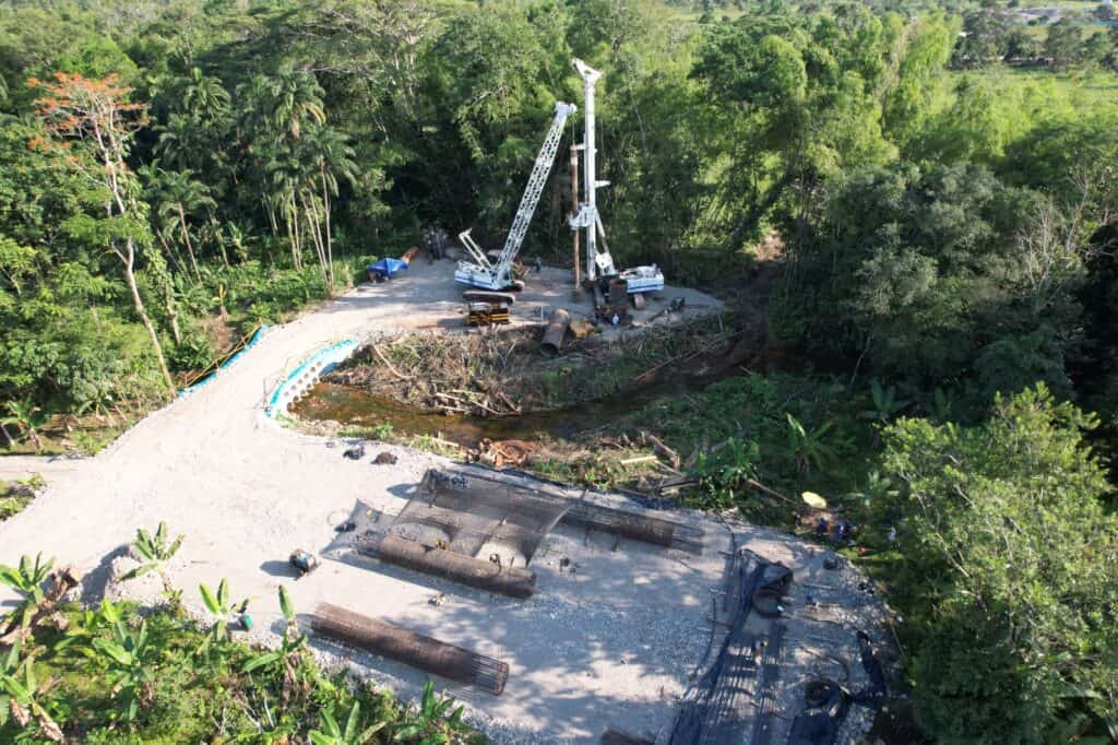 Trabajos del puente sobre el río Caquetá en el marco del proyecto Villagarzón - San José del Fragua