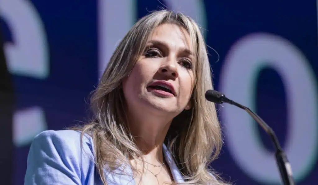 Vicky Dávila renuncia a Semana para lanzar campaña a la Presidencia, según Blu Radio Vicky Dávila, directora de Semana, en un foro de Asobancaria