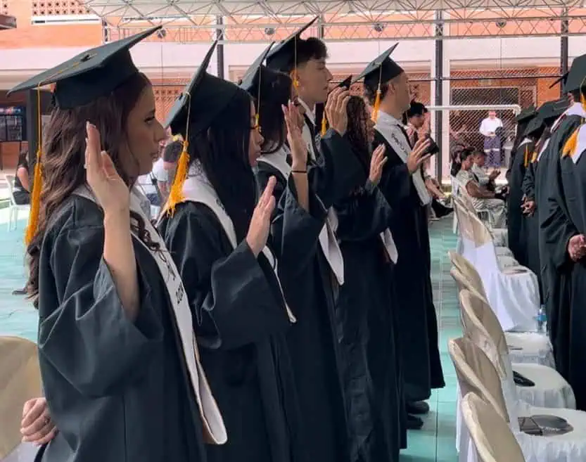 Se graduó la primera promoción de bachilleres bilingües de Segovia, estudiantes becados por Aris Mining Se graduó la primera promoción de bachilleres bilingües de Segovia, estudiantes becados por Aris Mining