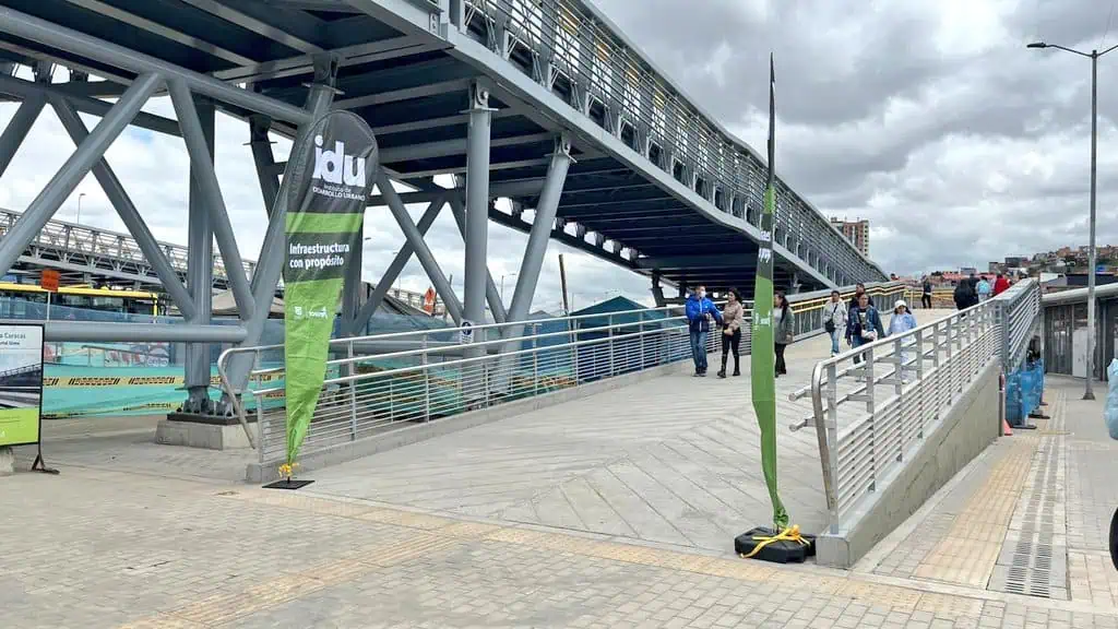 Entregan nuevo puente peatonal Molinos y carril exclusivo de TransMilenio Así luce el puente peatonal Molinos, en Bogotá.