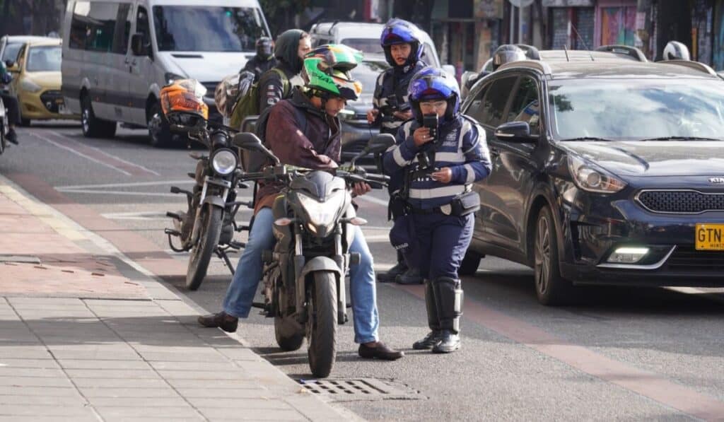 Bogotá comienza a imponer comparendos por invadir carril preferencial de la Carrera 13