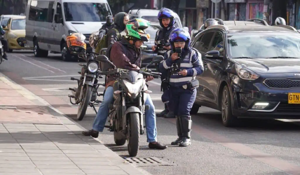 Bogotá comienza a imponer comparendos por invadir carril preferencial de la Carrera 13 Bogotá comienza a imponer comparendos por invadir carril preferencial de la Carrera 13