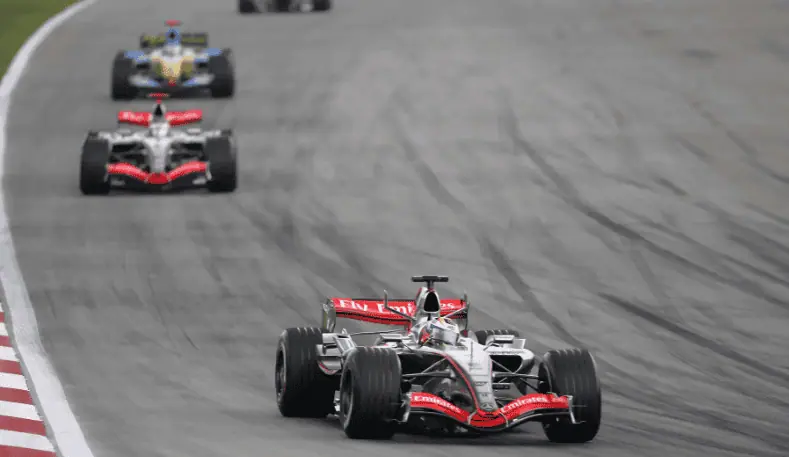 Será subastado el vehículo que compartieron Juan Pablo Montoya y Lewis Hamilton: Este es su valor Juan Pablo Montoya corrió este vehículo en el Gran Premio de Malasia