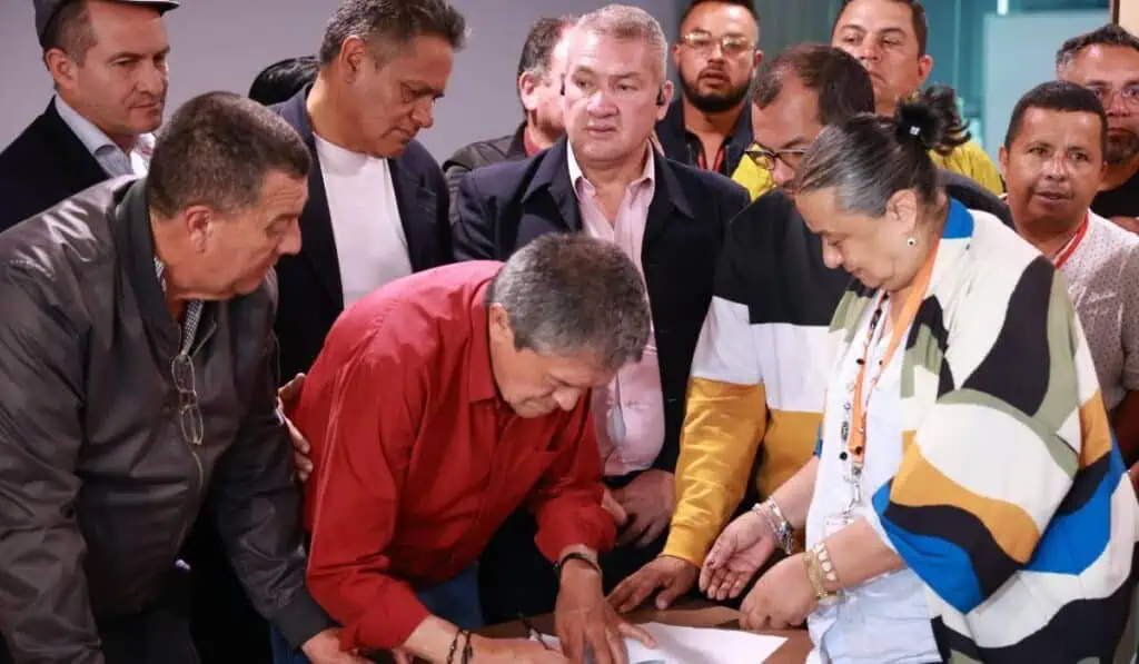¿Qué sigue ahora tras el acuerdo del Gobierno para levantar el paro camionero? Transportadores firman el acuerdo con el Gobierno para levantar el paro camionero