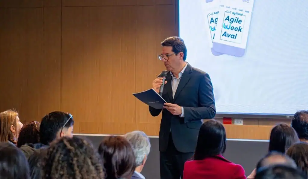 Banco de Bogotá y Grupo Aval lanzan tercera edición de Agile Week para impulsar agilidad e innovación César Prado, presidente del Banco de Bogotá, en la Agile Week del banco