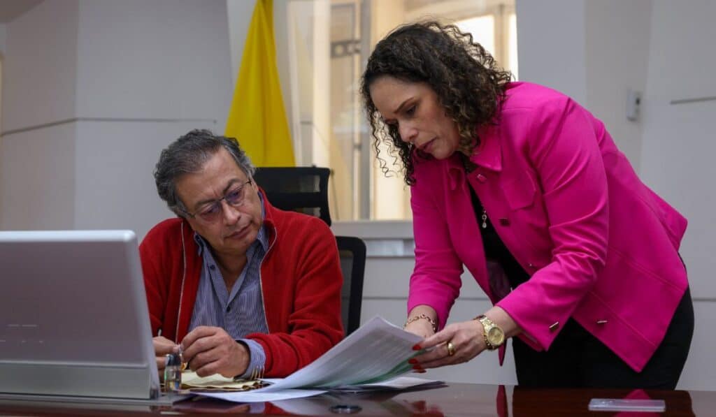 El presidente Gustavo Petro escucha una explicación sobre el paro camionero de la ministra de Transporte, María Constanza García. Foto: Presidencia