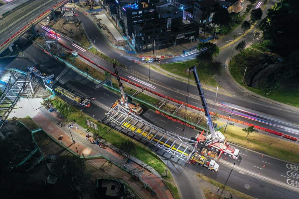 El izaje del costado occidental del ciclopuente en la Av. Boyacá con Calle 80.