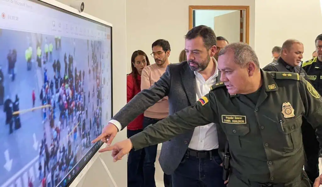 Gobierno Petro da luz verde para intervenir paro camionero y despejar vías: Así está la movilidad El alcalde de Bogotá, Carlos Fernando Galán despeja vías por el paro camionero.