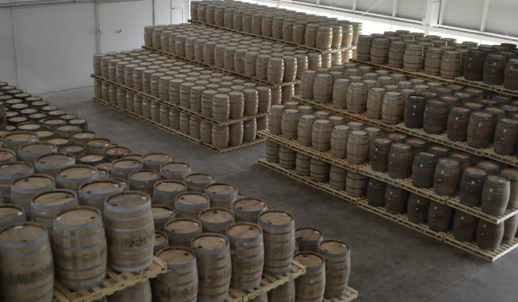 La destilería Laizhou: Líder en la producción de whisky y baijiu en Sichuan, China Barriles de destilería Laizhou