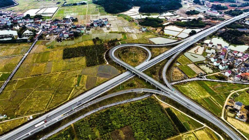 El transporte como columna vertebral del auge económico de China Carreteras en China