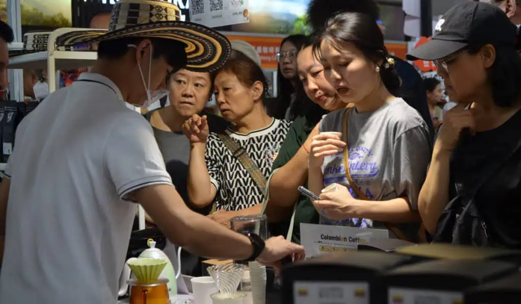 Sergio Cabrera, el cineasta que hoy conecta a Colombia con China China consumidor de café colombiano