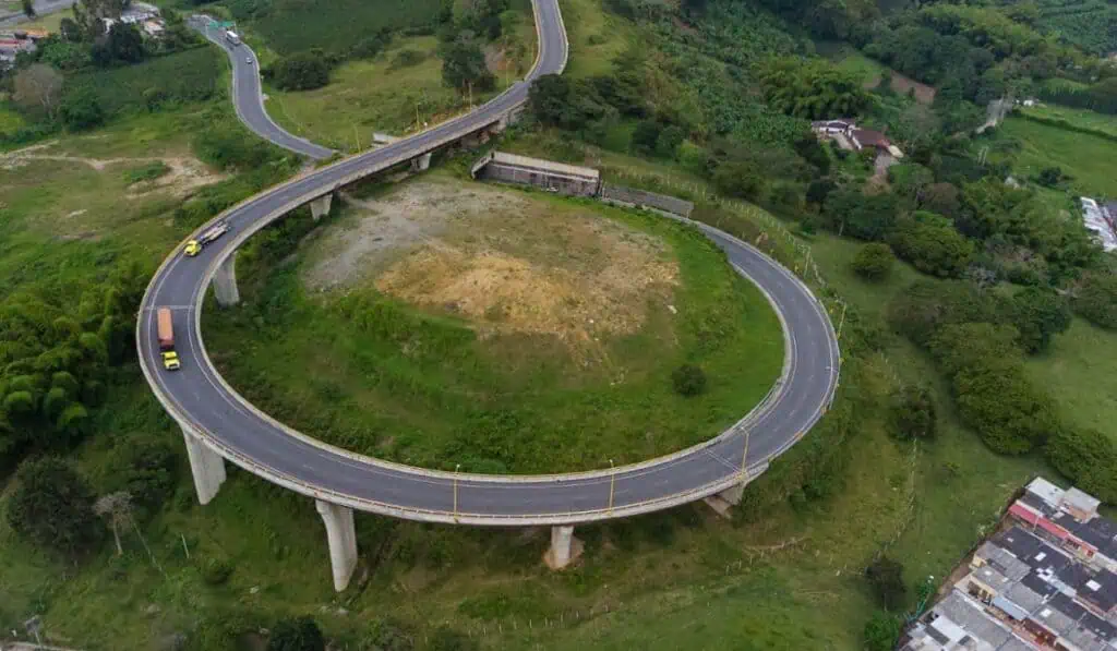 La encrucijada para la infraestructura en Colombia: tres años de incertidumbre con Petro y una ruta de recuperación Cruce de la Cordillera Central