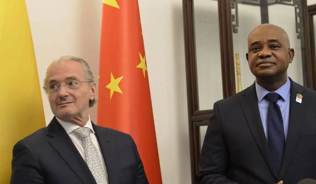 Sergio Cabrera, el cineasta que hoy conecta a Colombia con China Embajador de Colombia en China, Sergio Cabrera y canciller, Luis Gilberto Murillo
