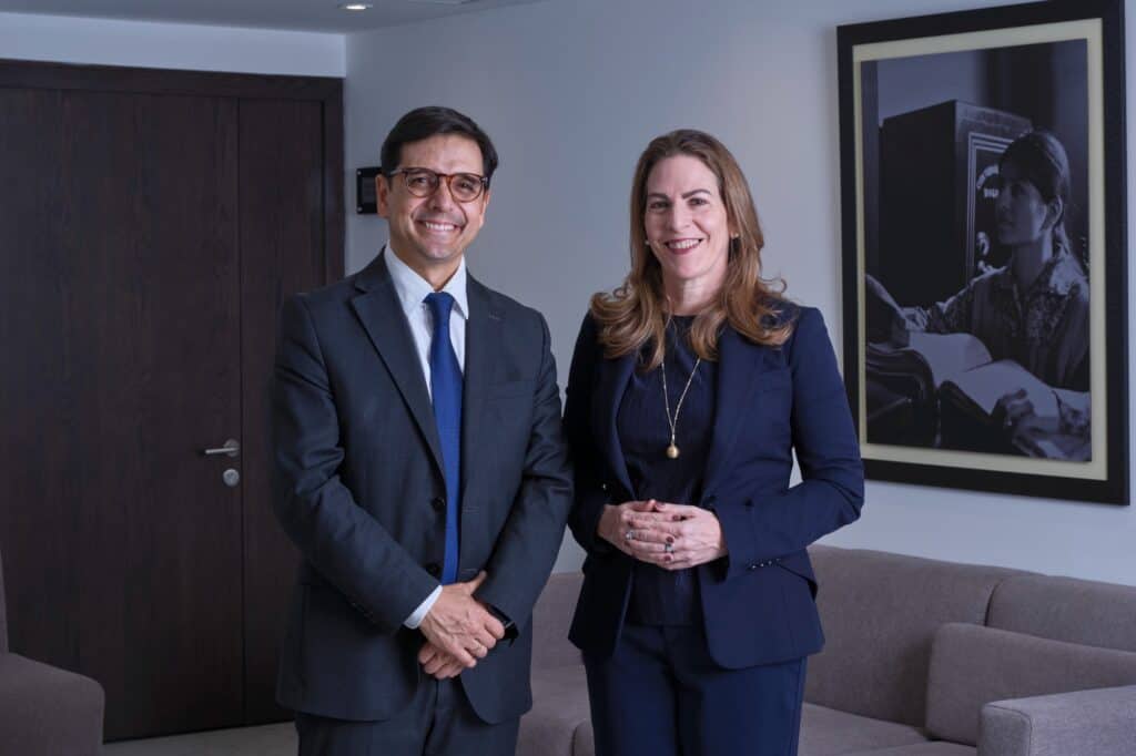 Juan Carlos Gómez presidente de la Fundación Grupo Social y Daniela Konietzko presidenta de la Fundación WWB Colombia