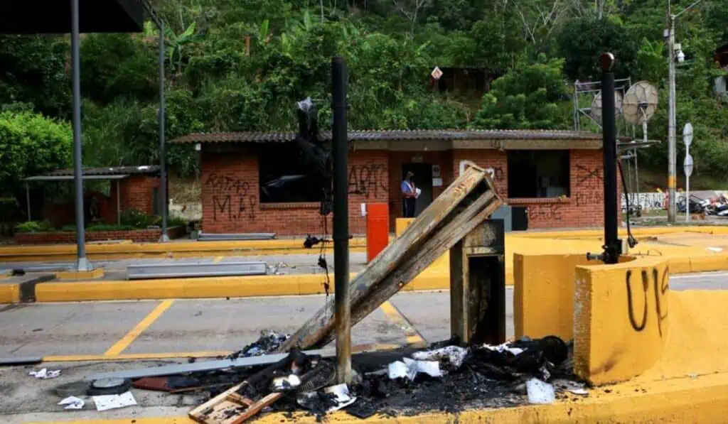 Se reactivará peaje destruido en Santander durante el paro nacional de 2021 Peaje Rionegro en Santander
