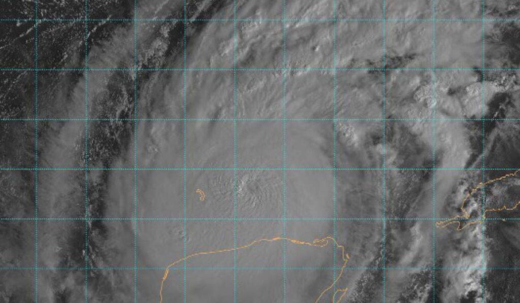 Huracán Milton bajó a categoría 4, pero duplicaría su tamaño para llegar a Florida Huracán Milton se debilitó a categoría 4.