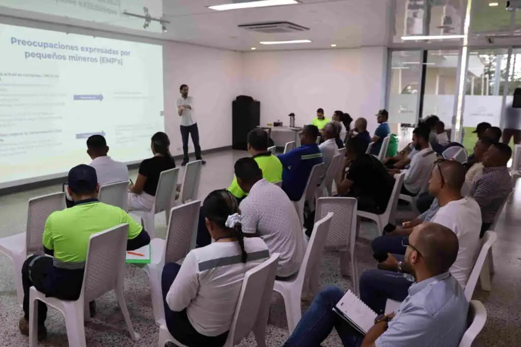 Aris Mining fortalece los acuerdos con los pequeños mineros de Antioquia y Caldas Aris Mining fortalece los acuerdos con los pequeños mineros de Antioquia y Caldas