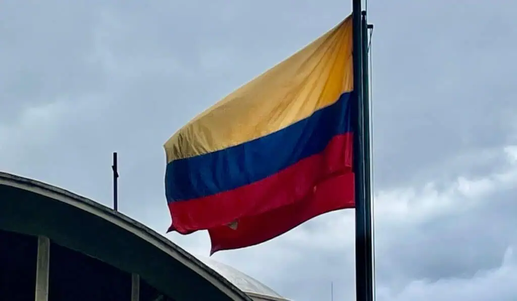 Colombianos se inclinan ahora más por una posición política de derecha: Esto dice encuesta Invamer Invamer