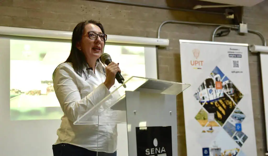 Primicia | Primeros estudios del tren interoceánico de Petro quedarán listos en 2026, pero su futuro es incierto Directora general de la UPIT, Martha Constanza Coronado Fajardo