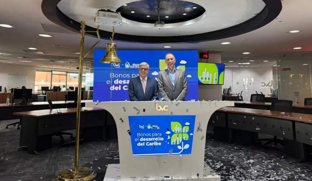 Gases del Caribe llegó a la Bolsa de Valores de Colombia con emisión de bonos por $526.220 millones Ramón Dávila Martínez, gerente general de Gases del Caribe y Andrés Restrepo Montoya, gerente general de la Bolsa de Valores de Colombia