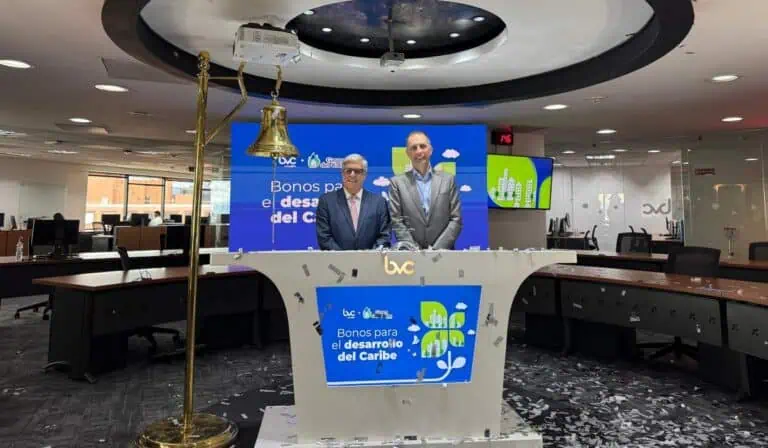 Ramón Dávila Martínez, gerente general de Gases del Caribe y Andrés Restrepo Montoya, gerente general de la Bolsa de Valores de Colombia