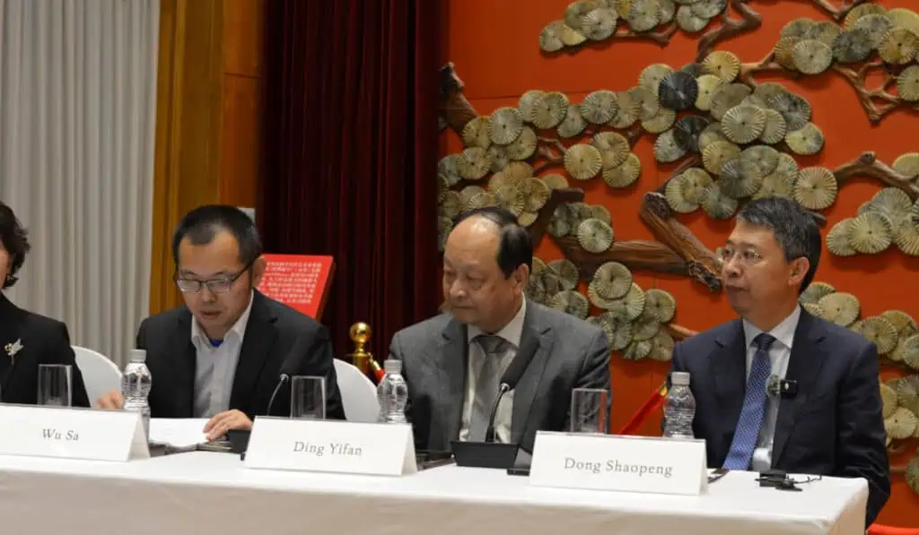 El plan de China para enfrentar aranceles de Estados Unidos ante la llegada de Trump Wu Sa, subdirector del Instituto de Economía de la Academia China de Investigación Macroeconómica; Ding Yifan, investigador del Instituto Mundial de Investigación para el Desarrollo del Centro de Investigación para el Desarrollo del Consejo de Estado; y Dong Shaopeng, miembro del Comité Asesor de la Asociación de Valores de China.